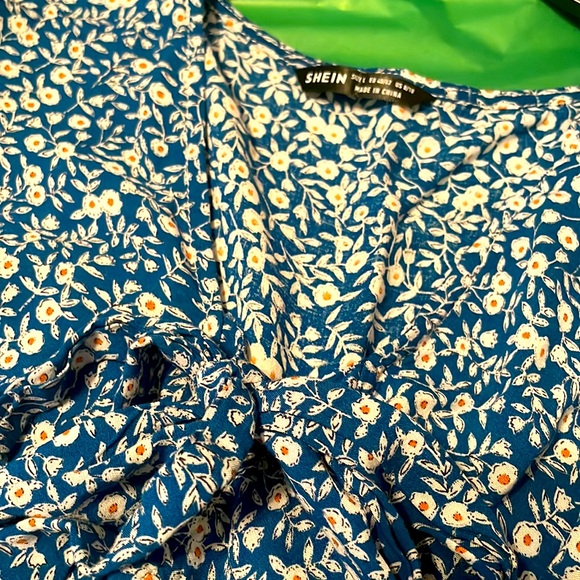 SHEIN Floral top with ruffled waist - Picture 3 of 3